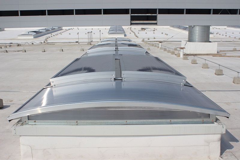 圆拱上开排烟天窗